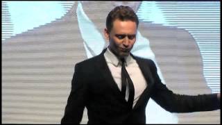 Thor Un Mundo Oscuro  Tom Hiddleston baila en la presentación del film en Corea [upl. by Gareri]