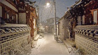 4K Bukchon Snowfall Night and Frozen Roads in Seoul Lead to Traffic Chaos 폭설이 내린 서울 북촌한옥마을의 밤 [upl. by Winnie481]