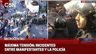 MÁXIMA TENSIÓN entre la POLICÍA y los MANIFESTANTES en MICROCENTRO [upl. by Lunseth]