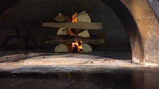 Come accendere un forno a legna per pizza napoletana [upl. by Eiddet]